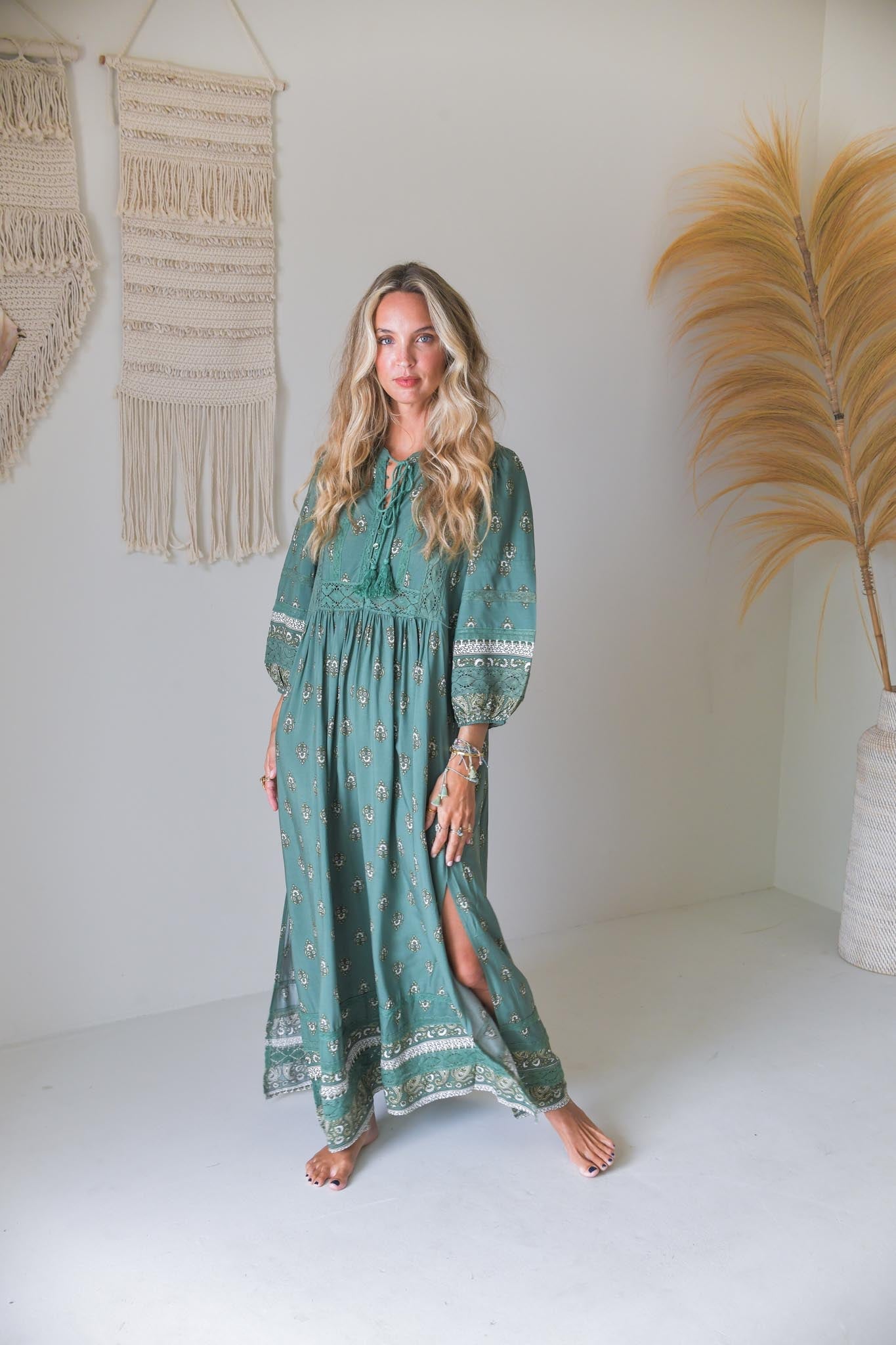 Maxikleid mit Bindeausschnitt in Grün - Blossom Hair & Fashion