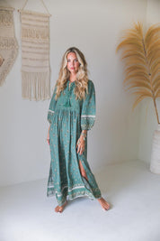 Maxikleid mit Bindeausschnitt in Grün - Blossom Hair & Fashion