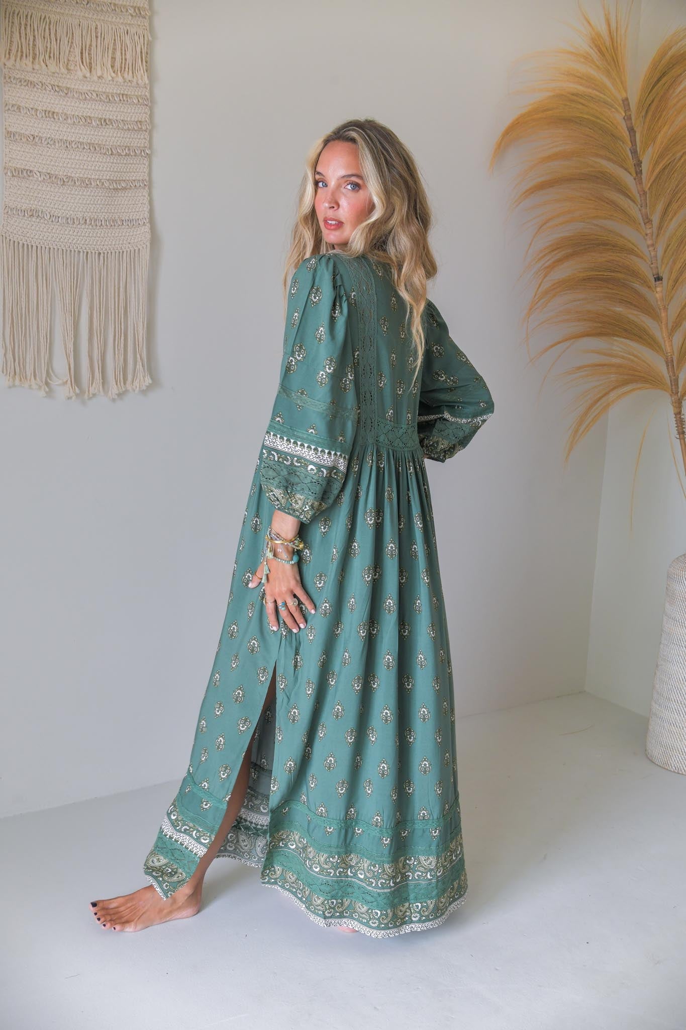 Maxikleid mit Bindeausschnitt in Grün - Blossom Hair & Fashion