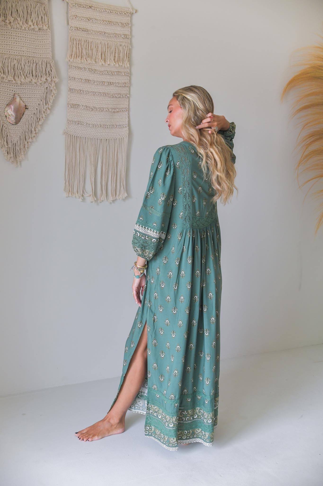 Maxikleid mit Bindeausschnitt in Grün - Blossom Hair & Fashion