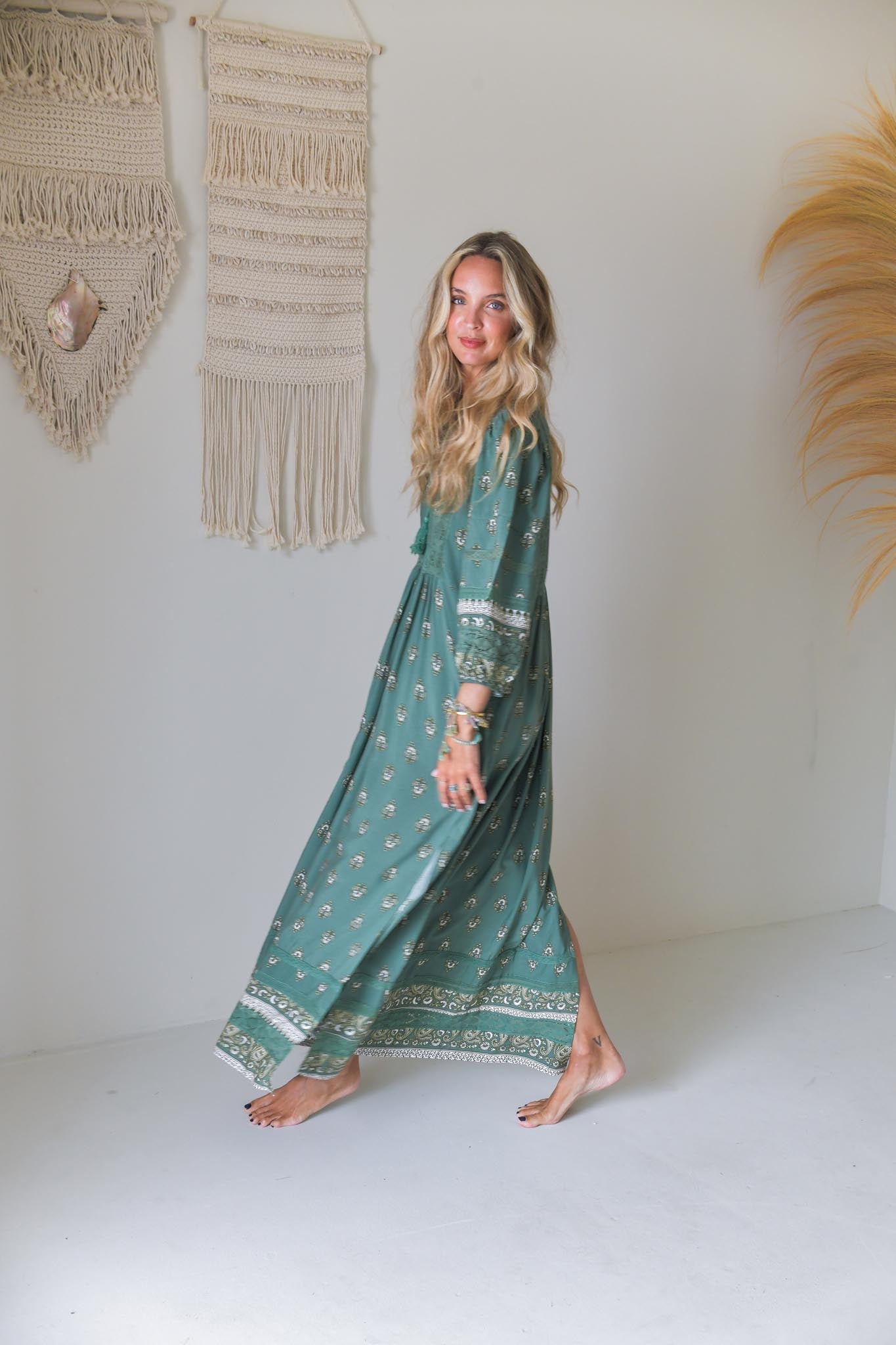 Maxikleid mit Bindeausschnitt in Grün - Blossom Hair & Fashion