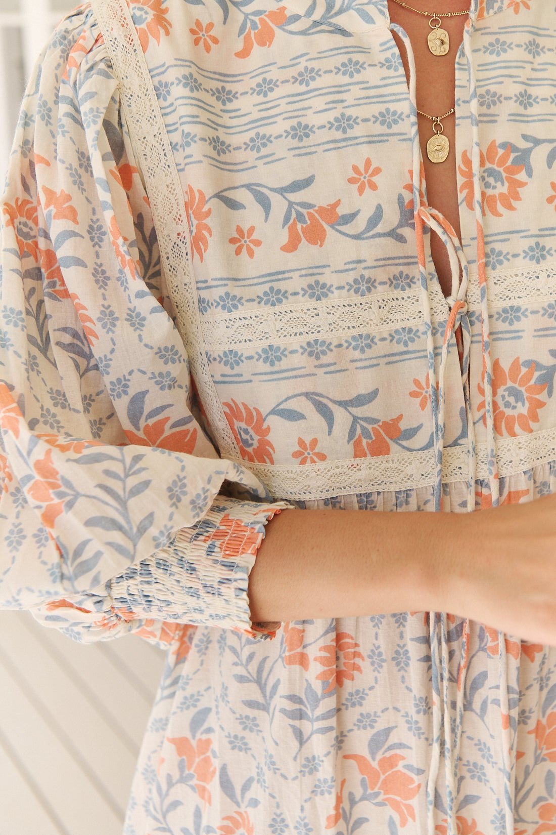 Maxikleid mit Blumenmuster und Bindebändern - Blossom Hair & Fashion