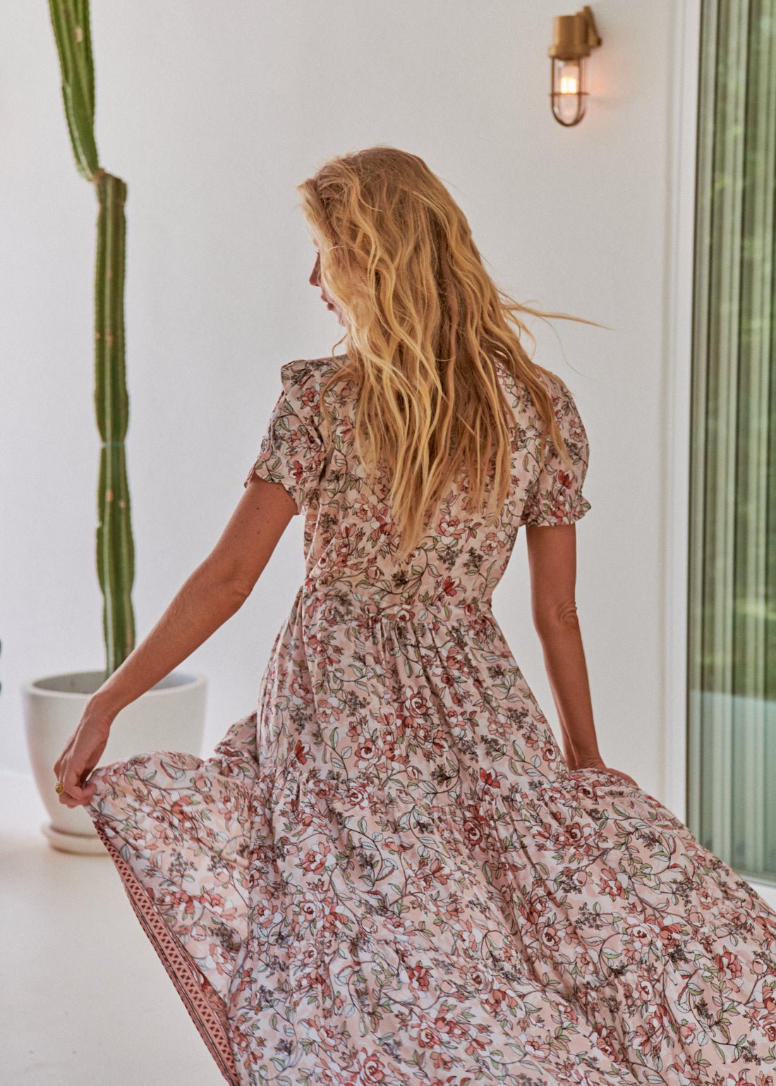 Maxikleid mit Blumenmuster und V - Ausschnitt - Blossom Hair & Fashion