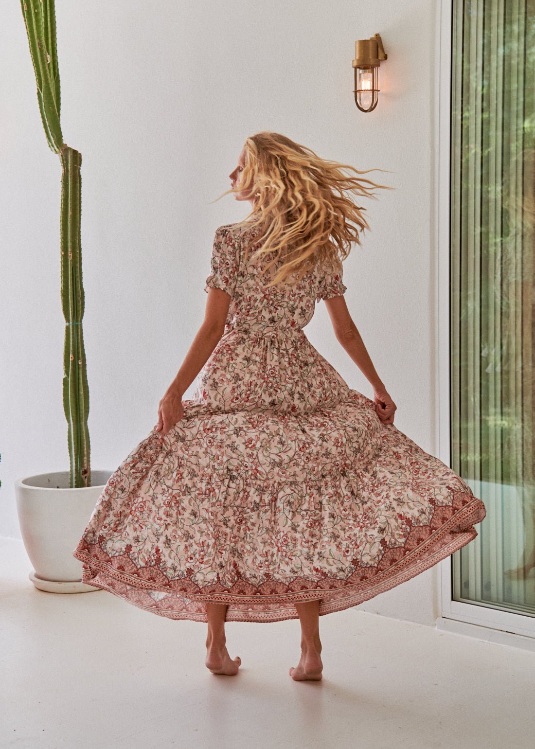 Maxikleid mit Blumenmuster und V - Ausschnitt - Blossom Hair & Fashion