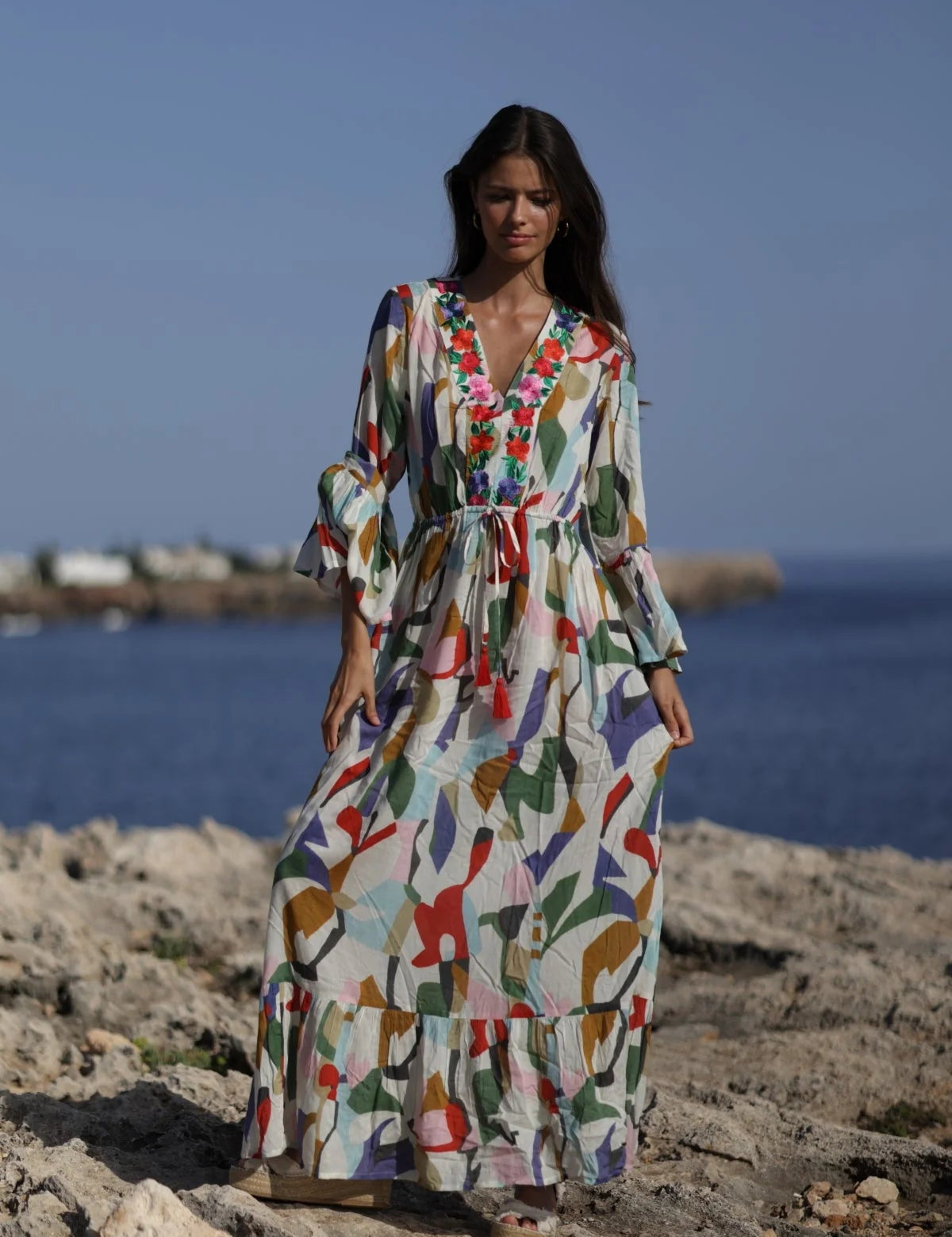 Maxikleid mit buntem Print und floraler Stickerei - Blossom Hair & Fashion