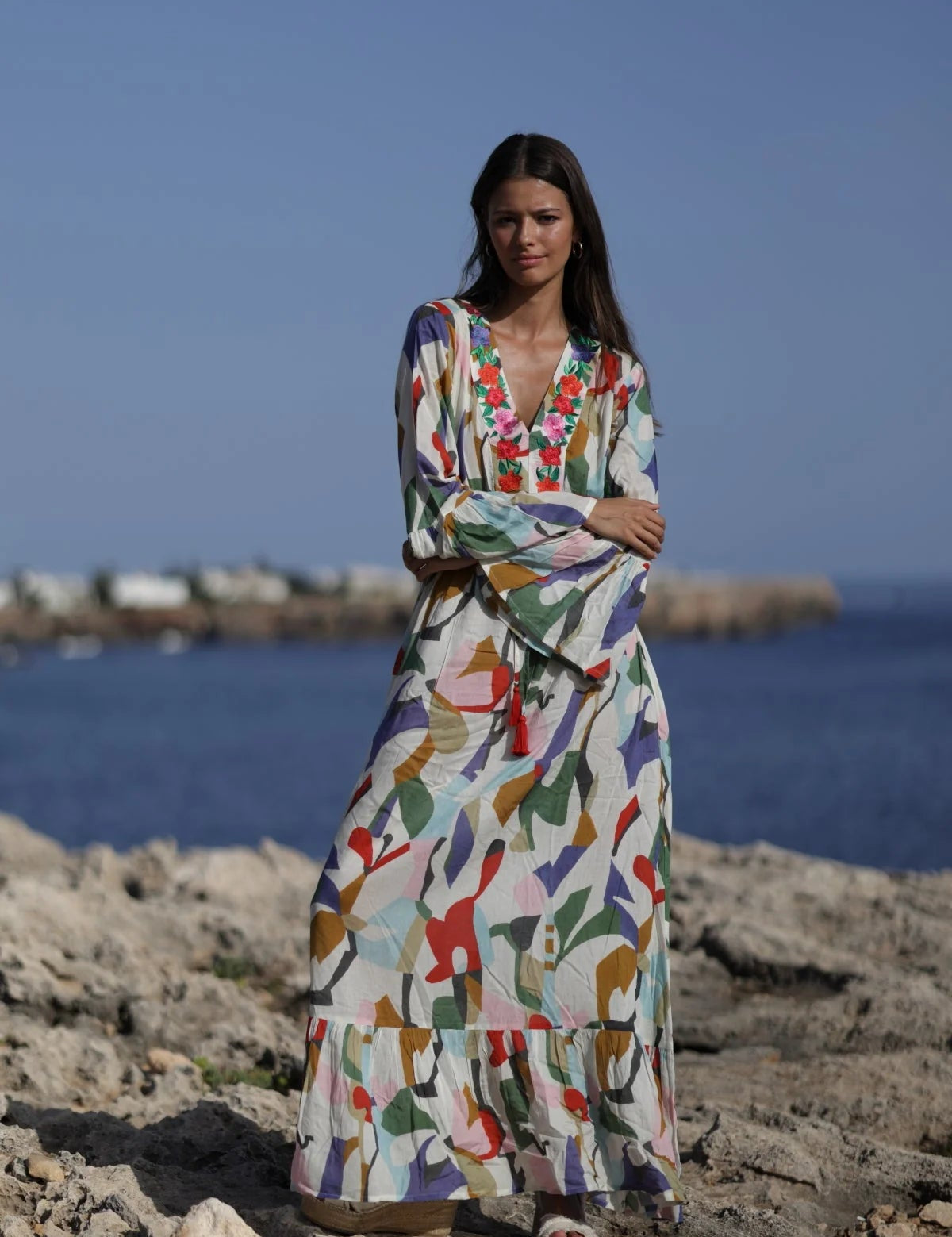 Maxikleid mit buntem Print und floraler Stickerei - Blossom Hair & Fashion