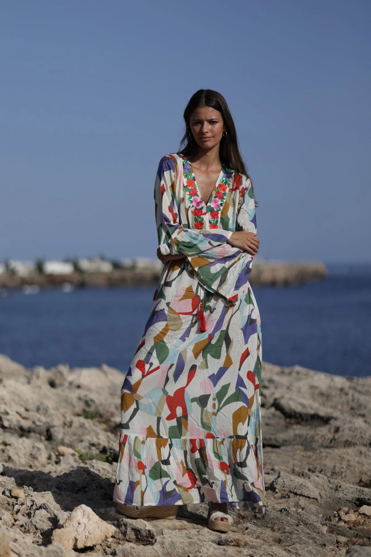 Maxikleid mit buntem Print und floraler Stickerei - Blossom Hair & Fashion