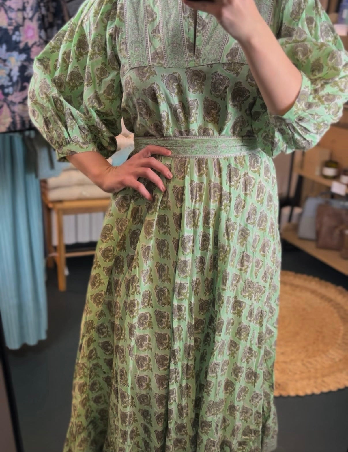 Maxikleid mit floralem Muster – Femininer Stil in sanftem Grün - Blossom Hair & Fashion