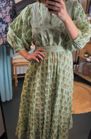 Maxikleid mit floralem Muster – Femininer Stil in sanftem Grün - Blossom Hair & Fashion