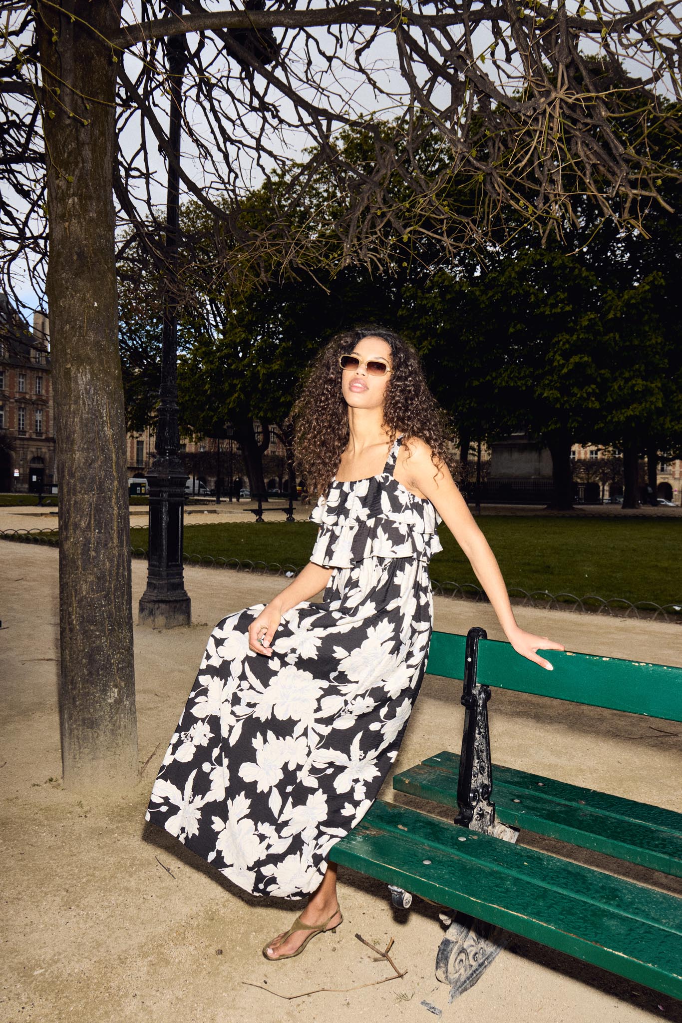 Maxikleid mit floralem Muster in Schwarz - Blossom Hair & Fashion