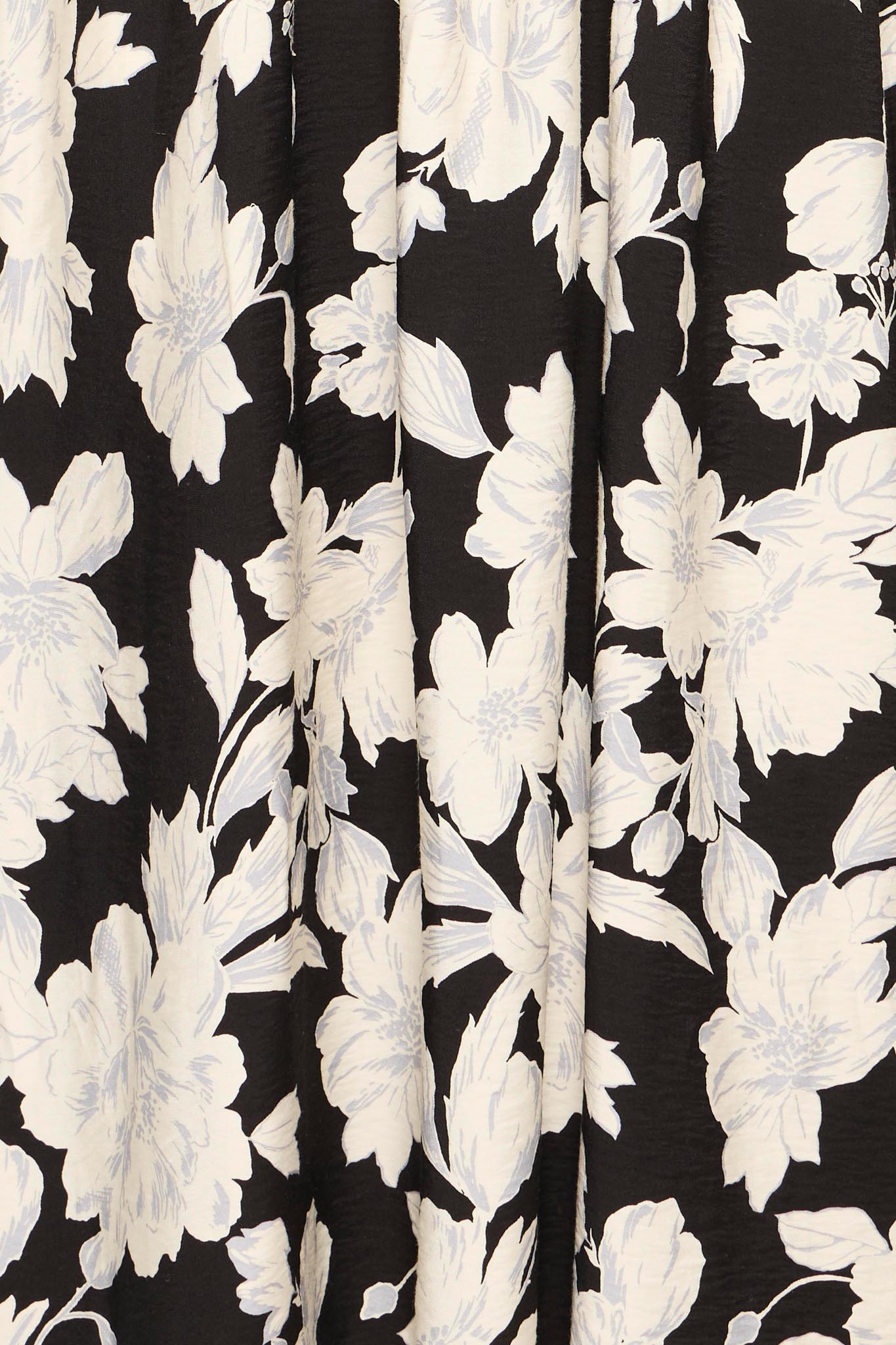 Maxikleid mit floralem Muster in Schwarz - Blossom Hair & Fashion