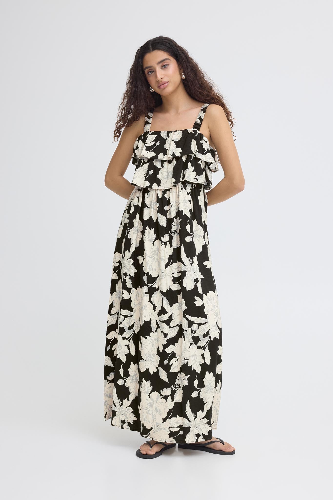 Maxikleid mit floralem Muster in Schwarz - Blossom Hair & Fashion