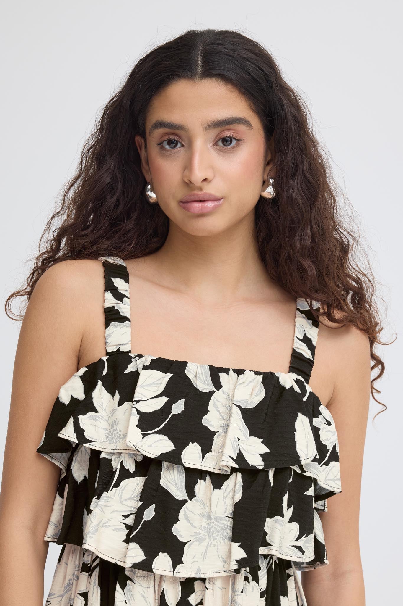 Maxikleid mit floralem Muster in Schwarz - Blossom Hair & Fashion