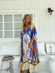 Maxikleid mit Muster und V - Ausschnitt - Blossom Hair & Fashion