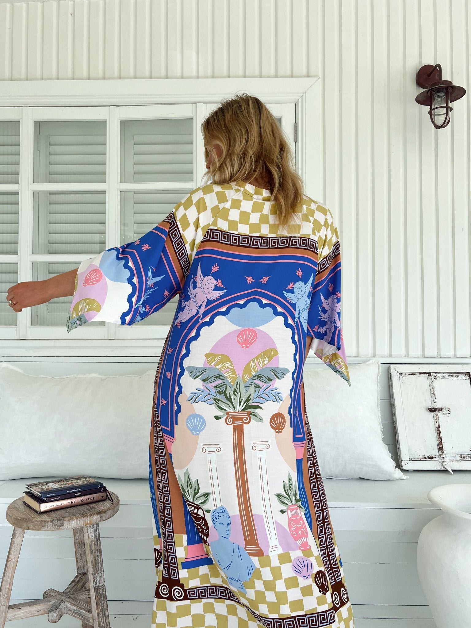 Maxikleid mit Muster und V - Ausschnitt - Blossom Hair & Fashion