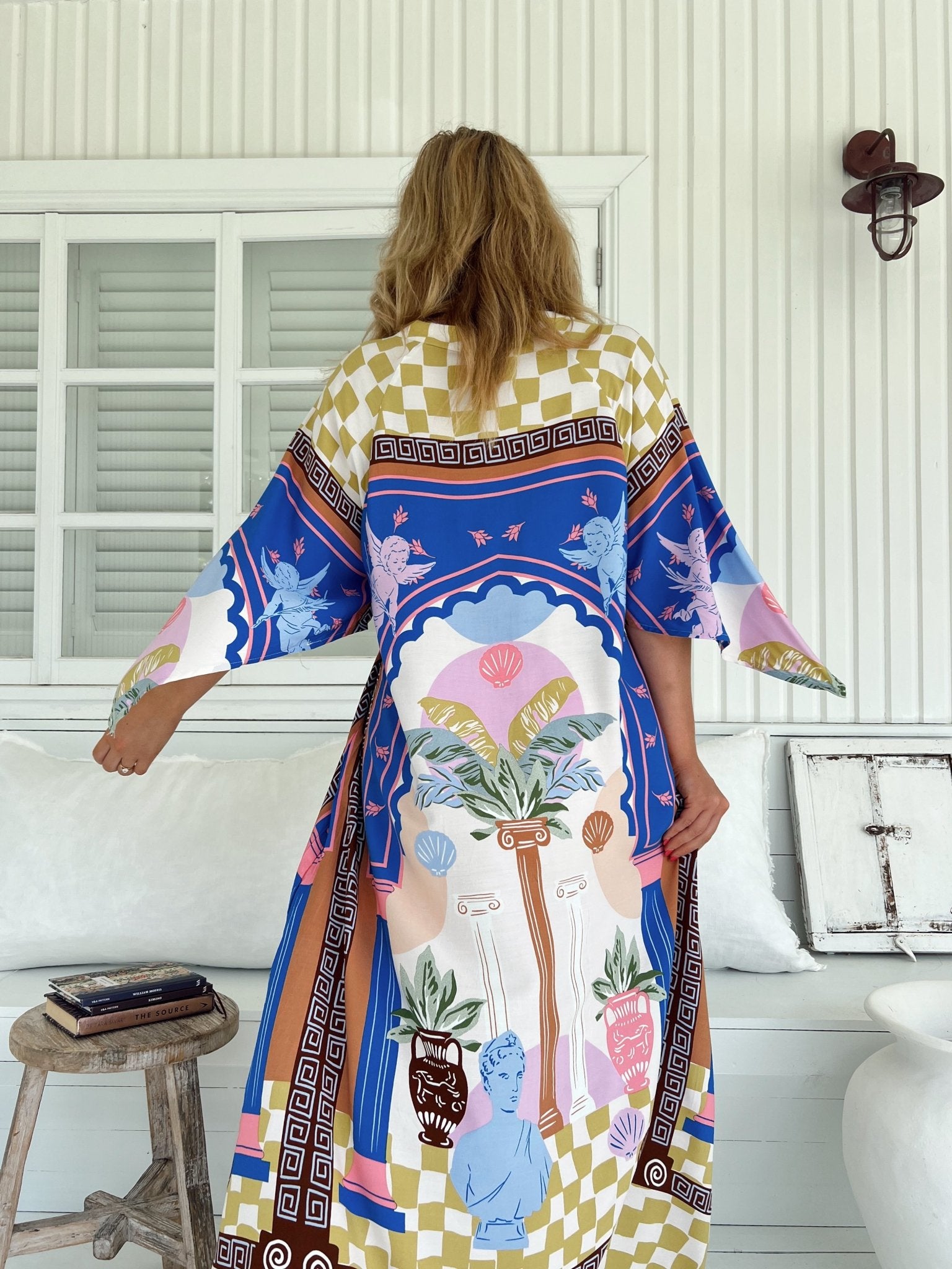 Maxikleid mit Muster und V - Ausschnitt - Blossom Hair & Fashion