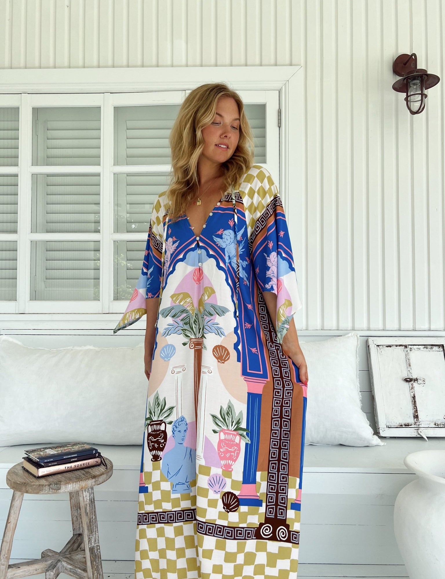 Maxikleid mit Muster und V - Ausschnitt - Blossom Hair & Fashion