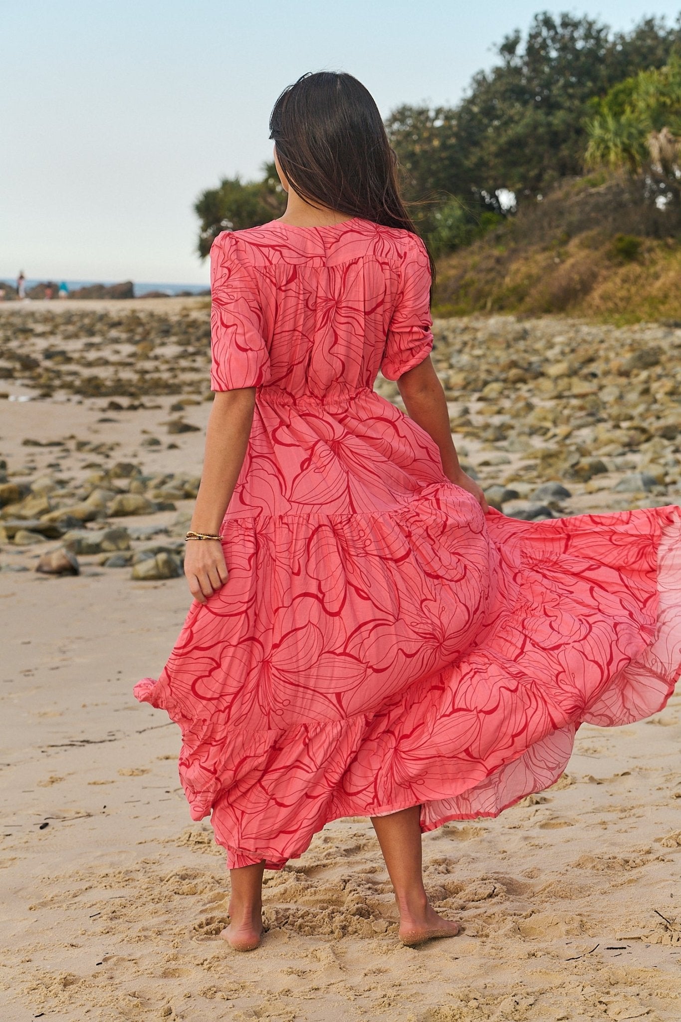 Maxikleid mit Print, Taillenband und Schlitz - Blossom Hair & Fashion