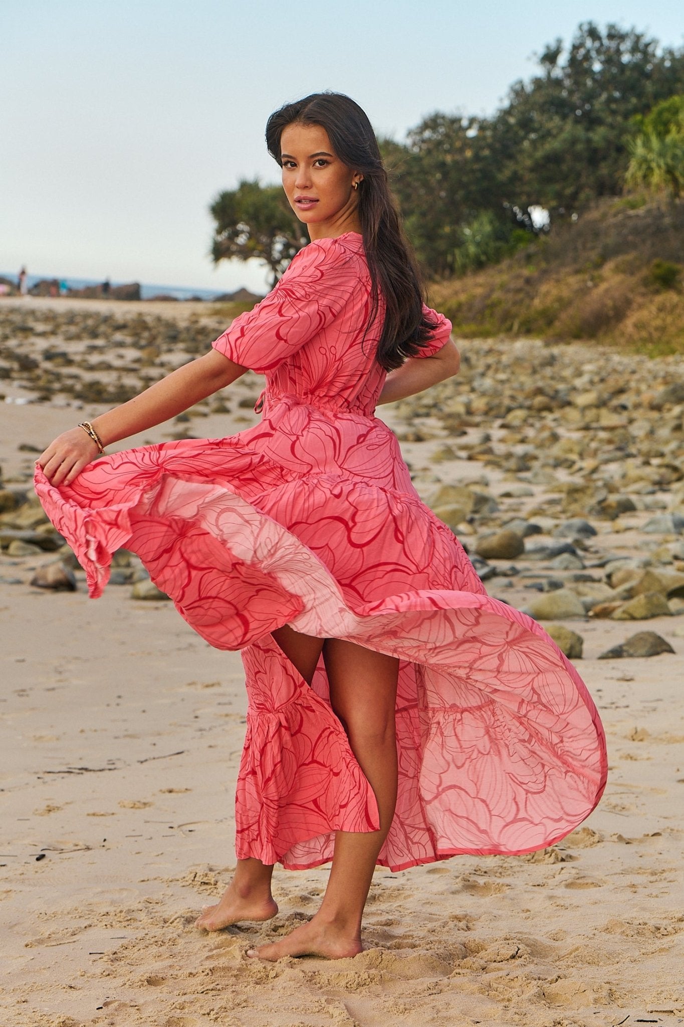 Maxikleid mit Print, Taillenband und Schlitz - Blossom Hair & Fashion