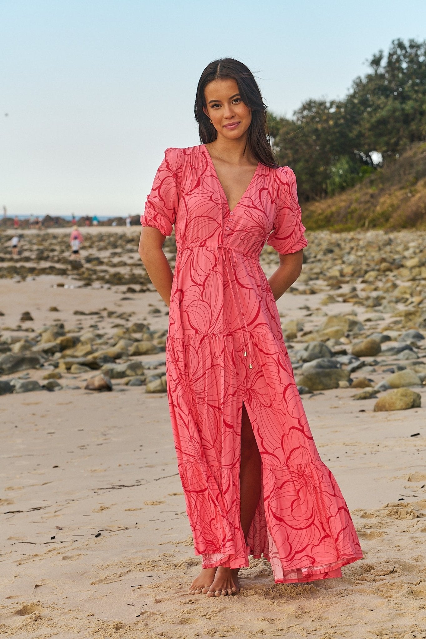 Maxikleid mit Print, Taillenband und Schlitz - Blossom Hair & Fashion