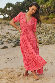 Maxikleid mit Print, Taillenband und Schlitz - Blossom Hair & Fashion