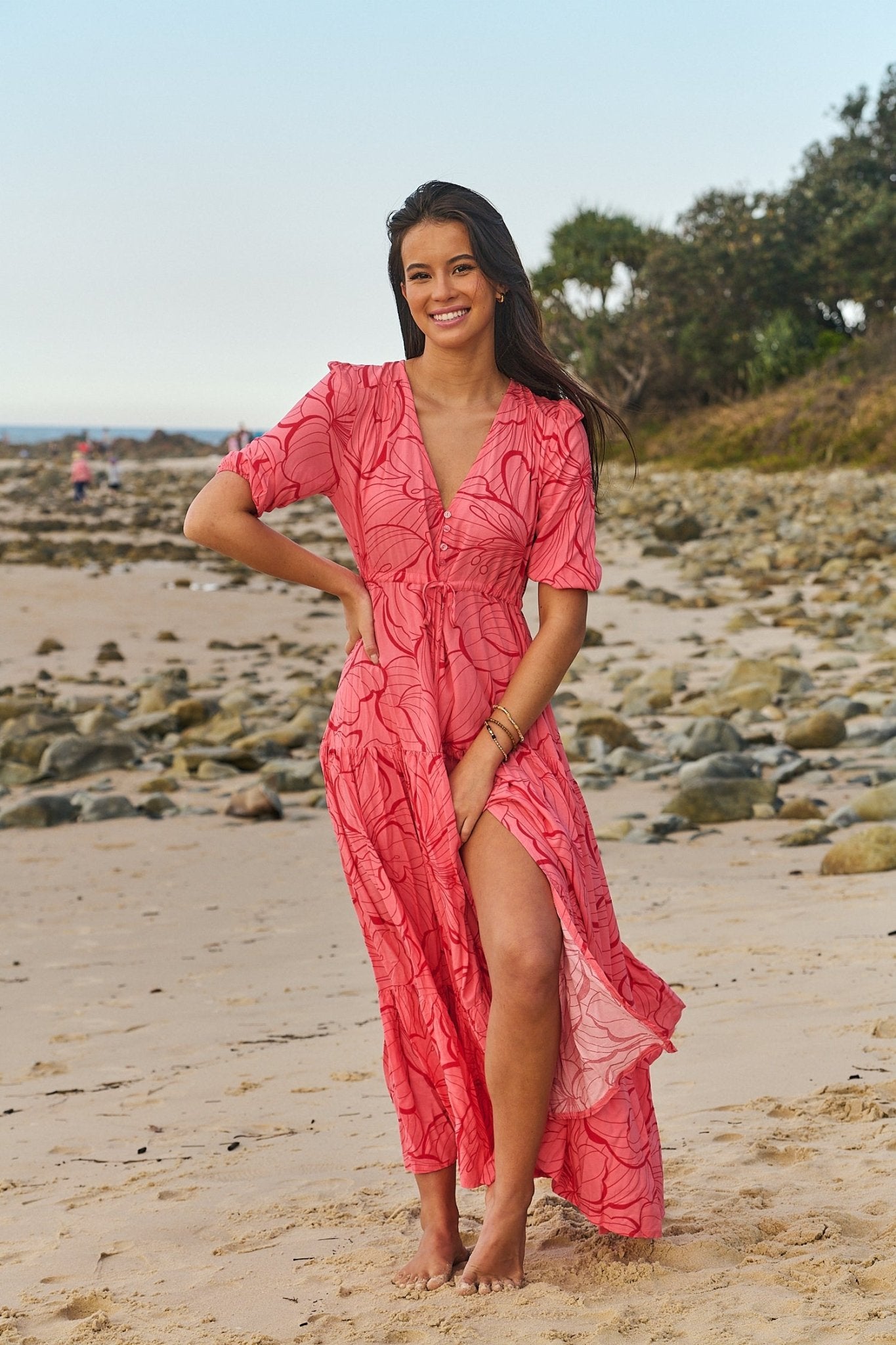 Maxikleid mit Print, Taillenband und Schlitz - Blossom Hair & Fashion