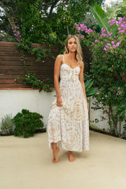 Maxikleid mit Spaghettiträgern und Knotendetail in Naturtönen - Blossom Hair & Fashion