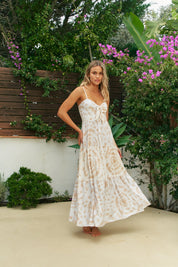 Maxikleid mit Spaghettiträgern und Knotendetail in Naturtönen - Blossom Hair & Fashion