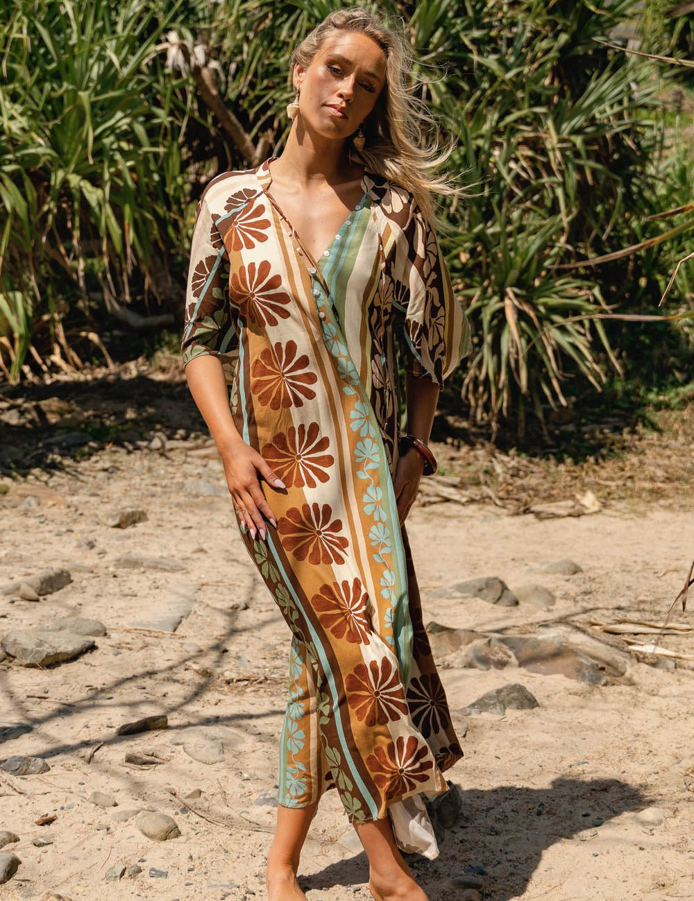 Maxikleid mit Streifenmuster und V - Ausschnitt - Blossom Hair & Fashion