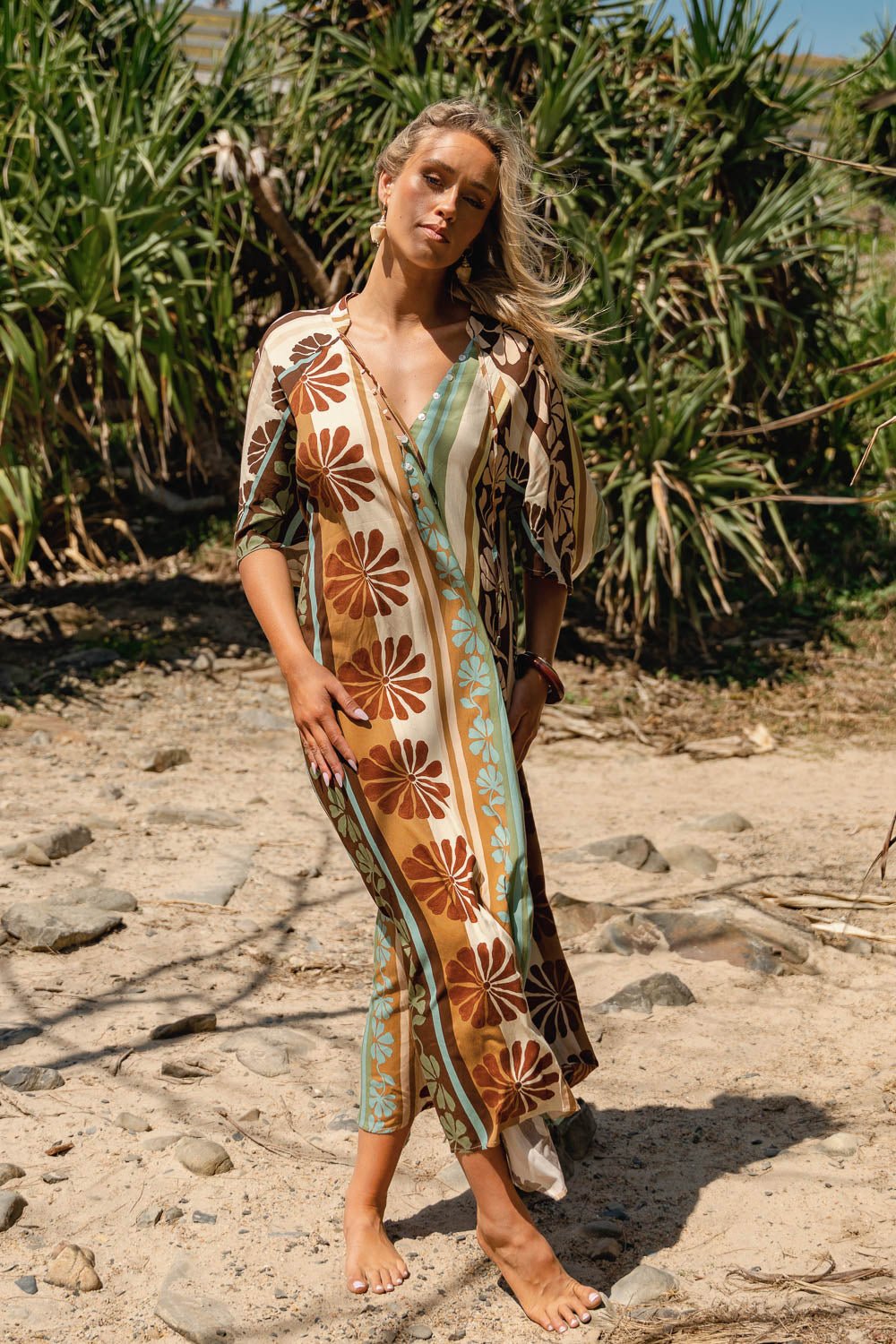 Maxikleid mit Streifenmuster und V - Ausschnitt - Blossom Hair & Fashion