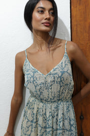 Maxikleid mit Trägern und Blumenprint in Grau - Blossom Hair & Fashion