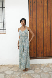 Maxikleid mit Trägern und Blumenprint in Grau - Blossom Hair & Fashion