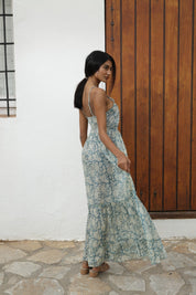 Maxikleid mit Trägern und Blumenprint in Grau - Blossom Hair & Fashion