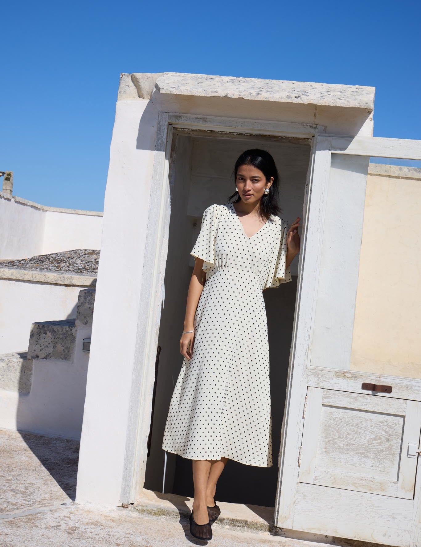 Midi - Kleid mit Punktmuster und V - Ausschnitt in verschiedenen Farben - Blossom Hair & Fashion