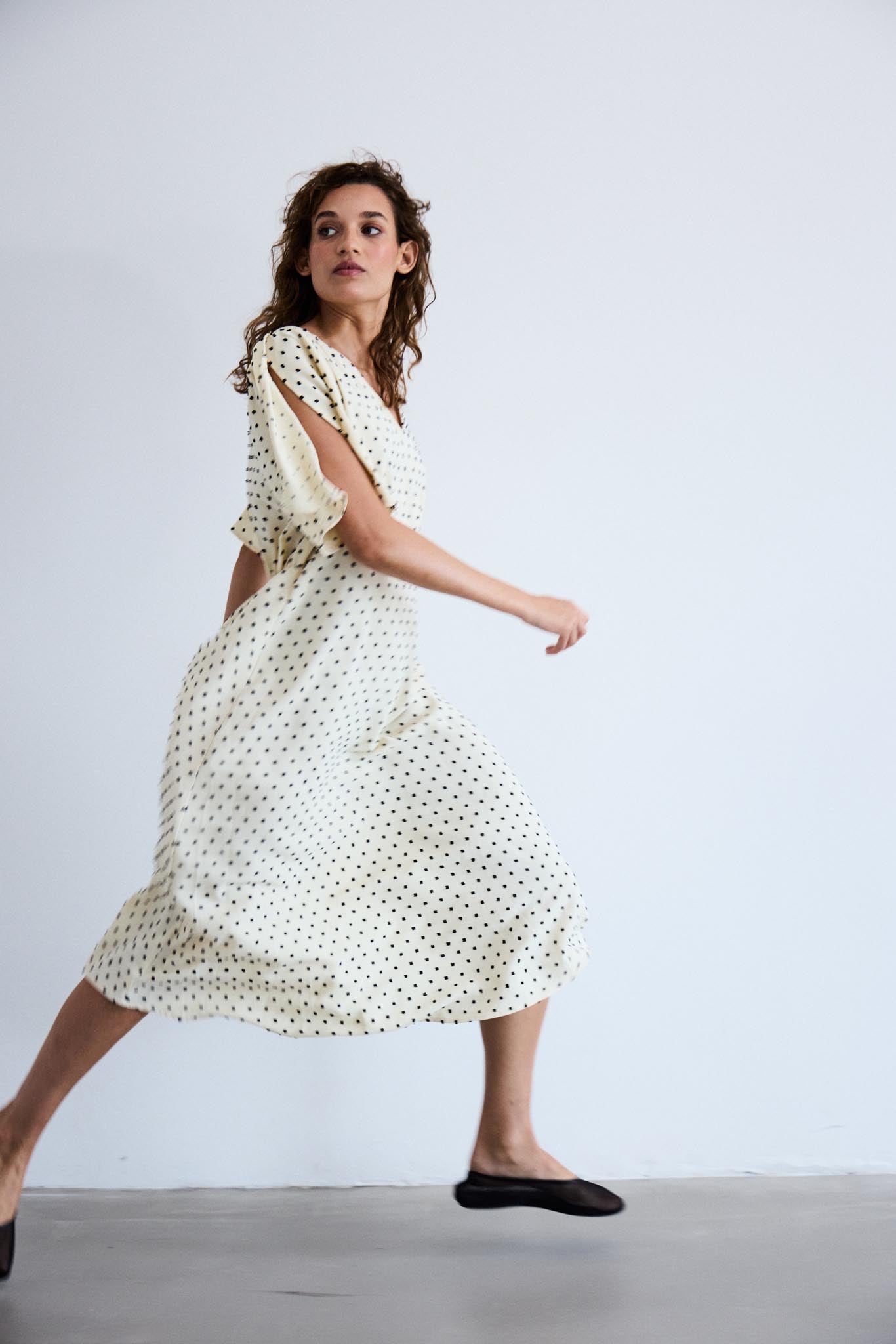 Midi - Kleid mit Punktmuster und V - Ausschnitt in verschiedenen Farben - Blossom Hair & Fashion