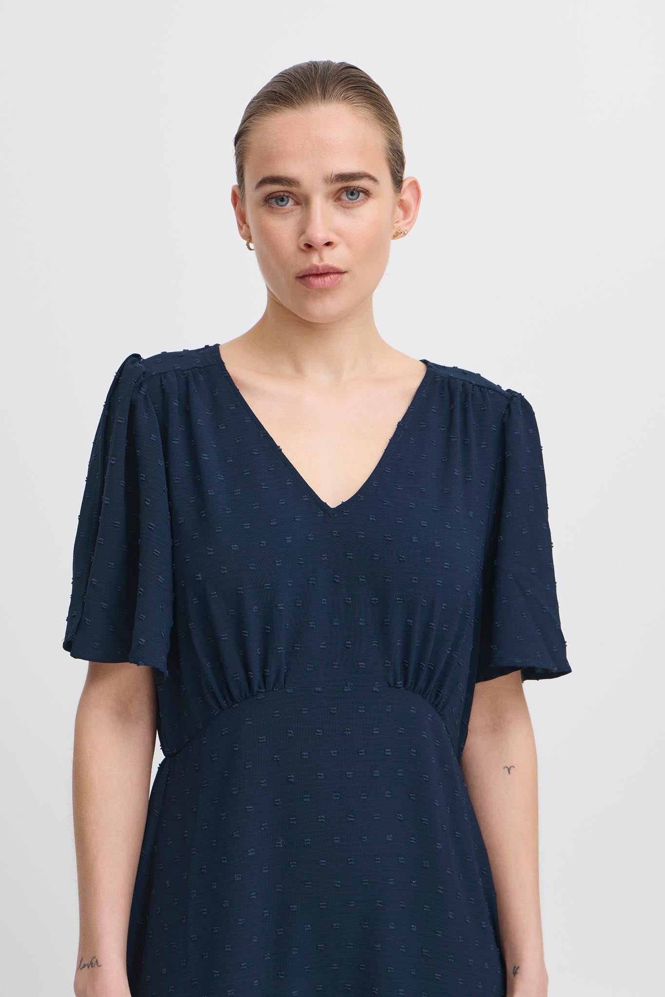 Midi - Kleid mit Punktmuster und V - Ausschnitt in verschiedenen Farben - Blossom Hair & Fashion