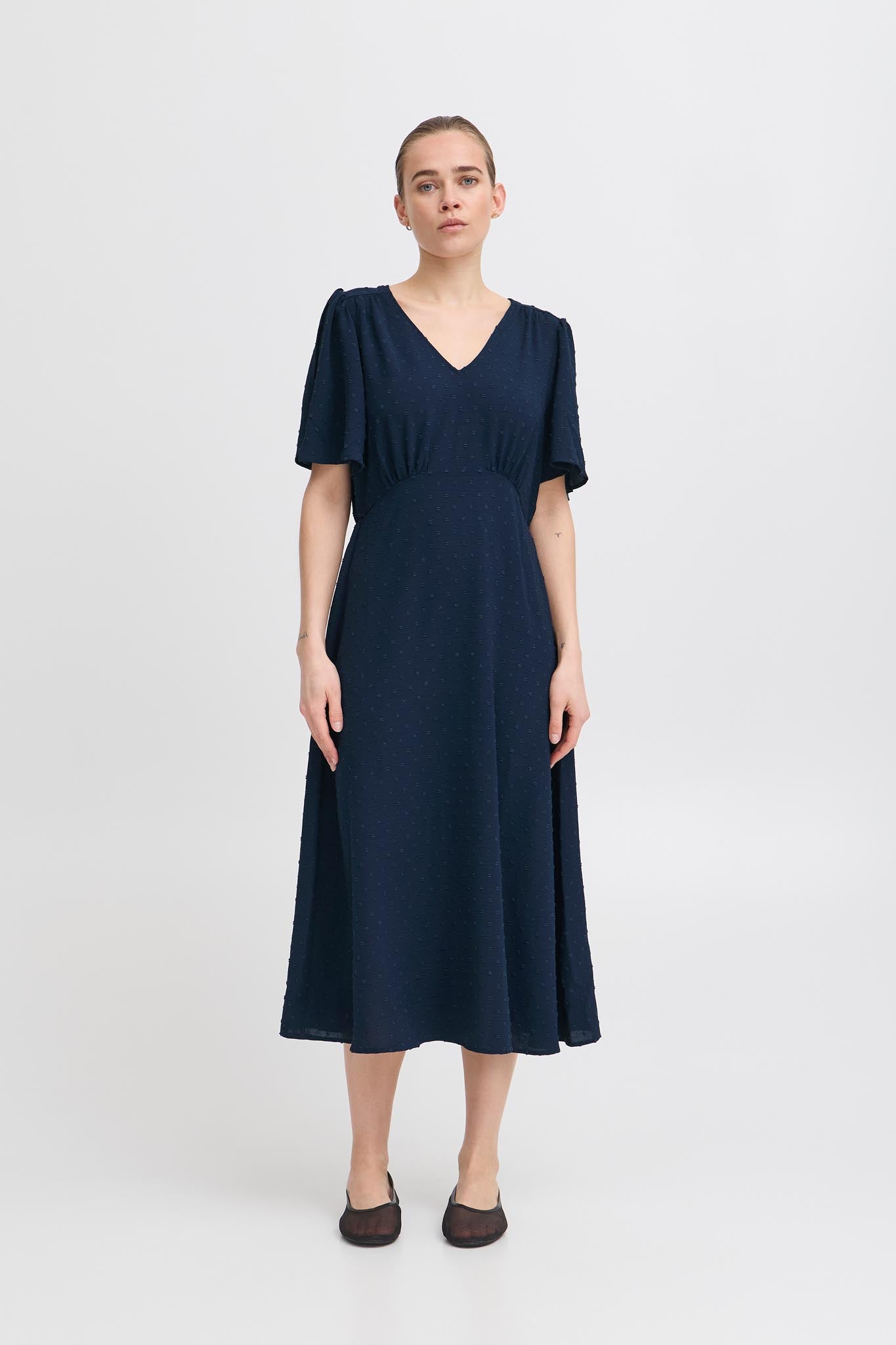 Midi - Kleid mit Punktmuster und V - Ausschnitt in verschiedenen Farben - Blossom Hair & Fashion
