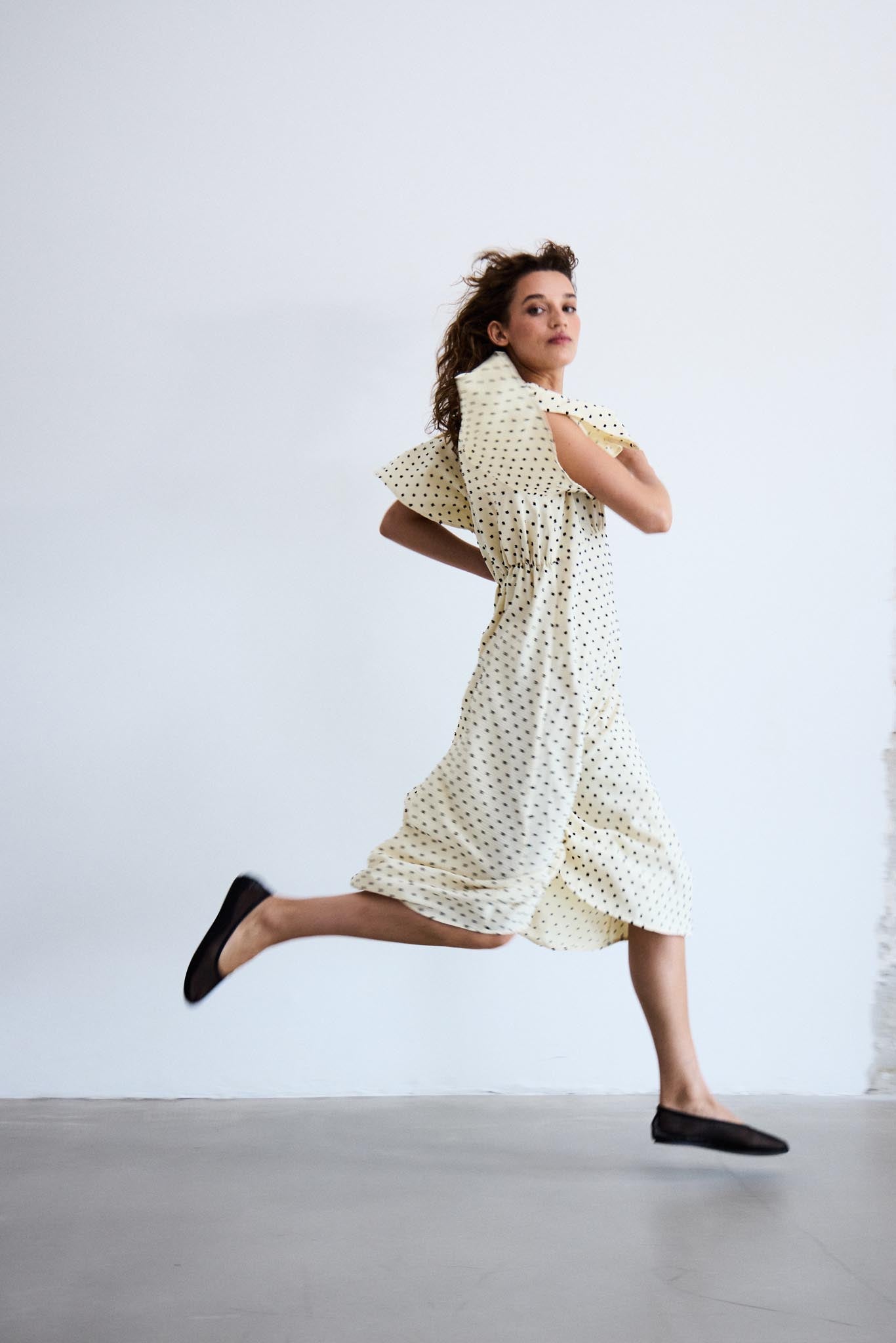Midi - Kleid mit Punktmuster und V - Ausschnitt in verschiedenen Farben - Blossom Hair & Fashion