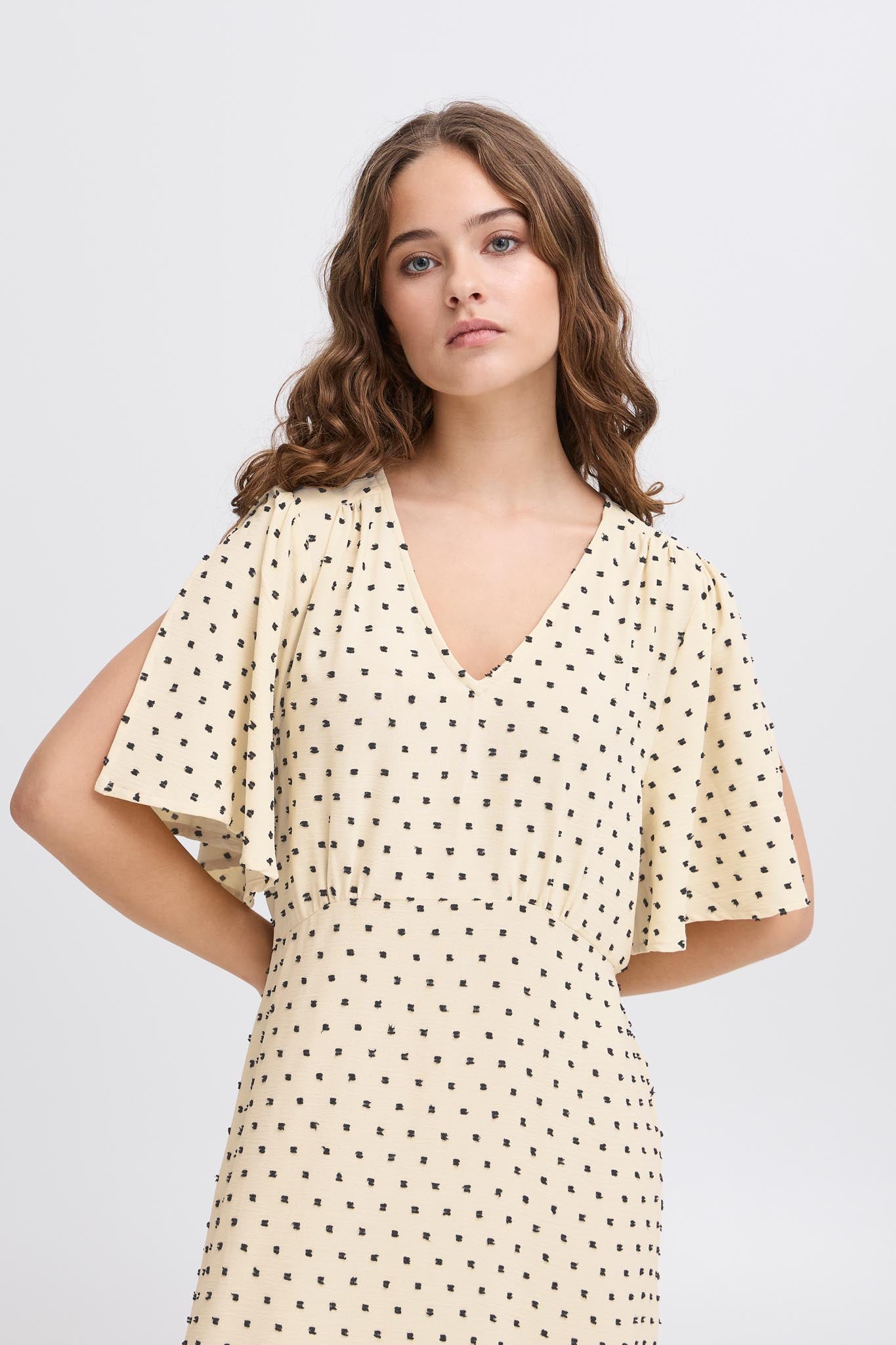 Midi - Kleid mit Punktmuster und V - Ausschnitt in verschiedenen Farben - Blossom Hair & Fashion