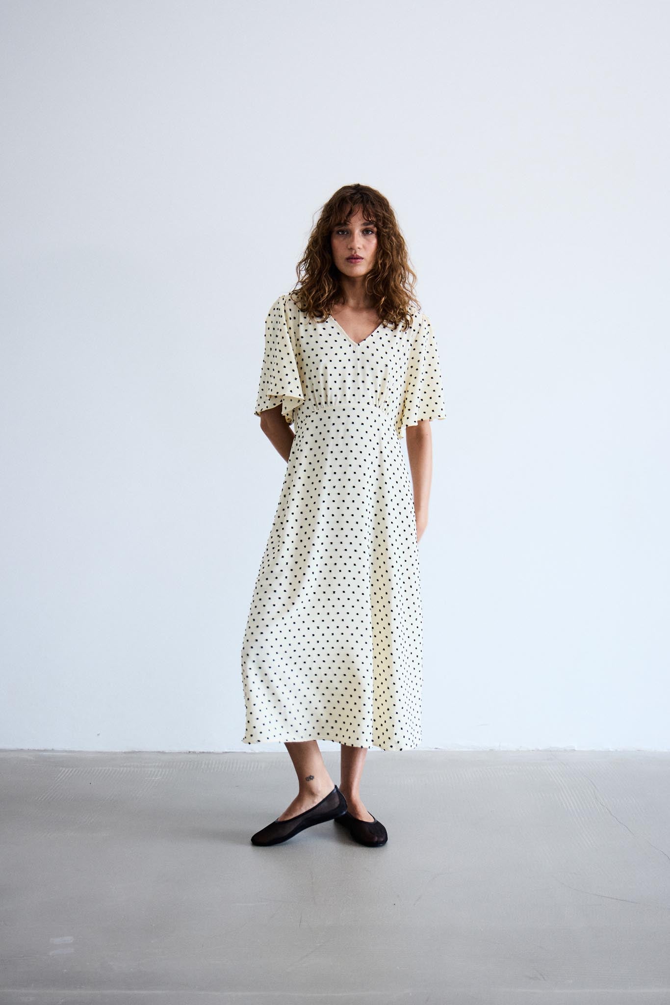 Midi - Kleid mit Punktmuster und V - Ausschnitt in verschiedenen Farben - Blossom Hair & Fashion