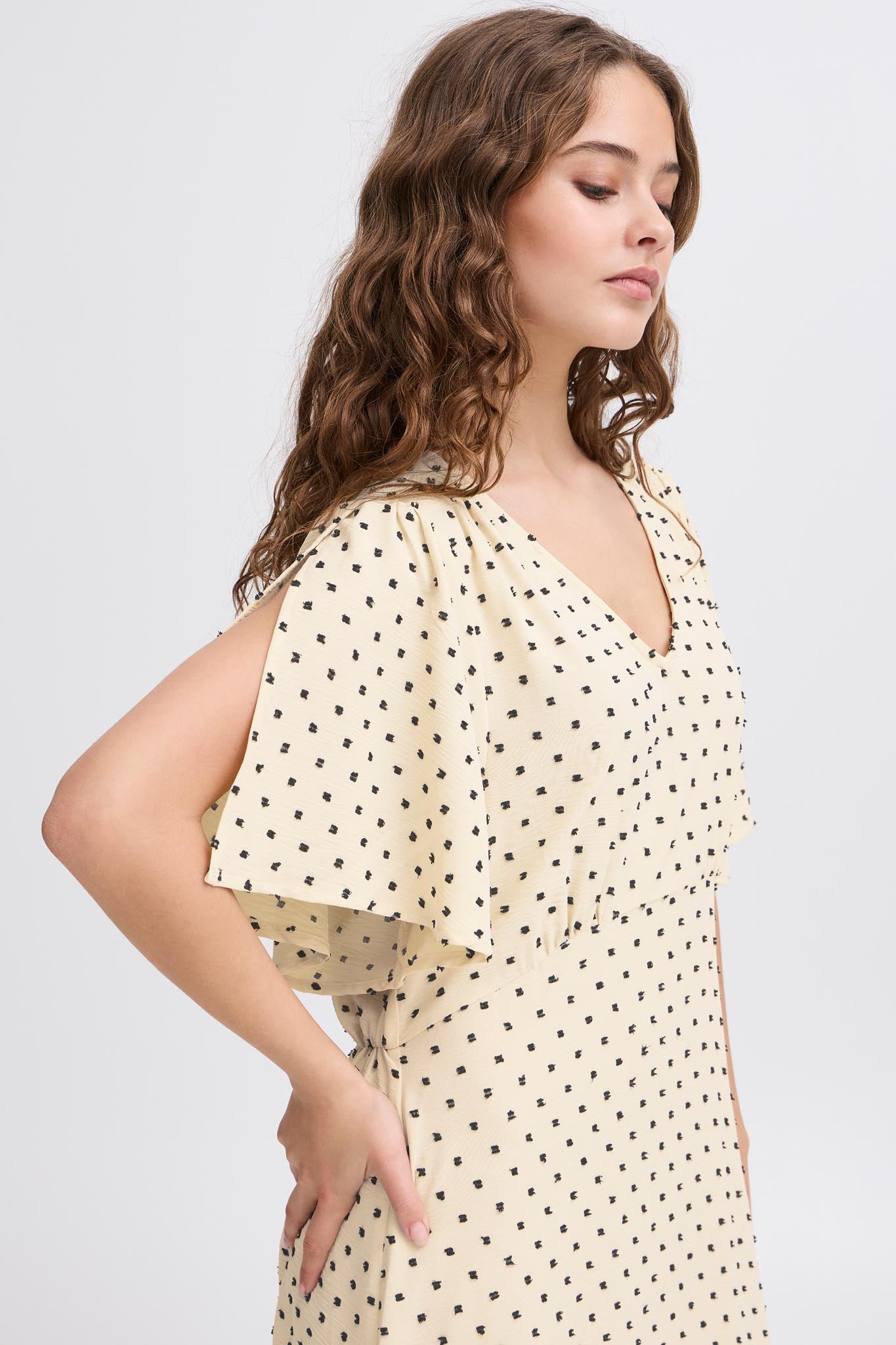Midi - Kleid mit Punktmuster und V - Ausschnitt in verschiedenen Farben - Blossom Hair & Fashion