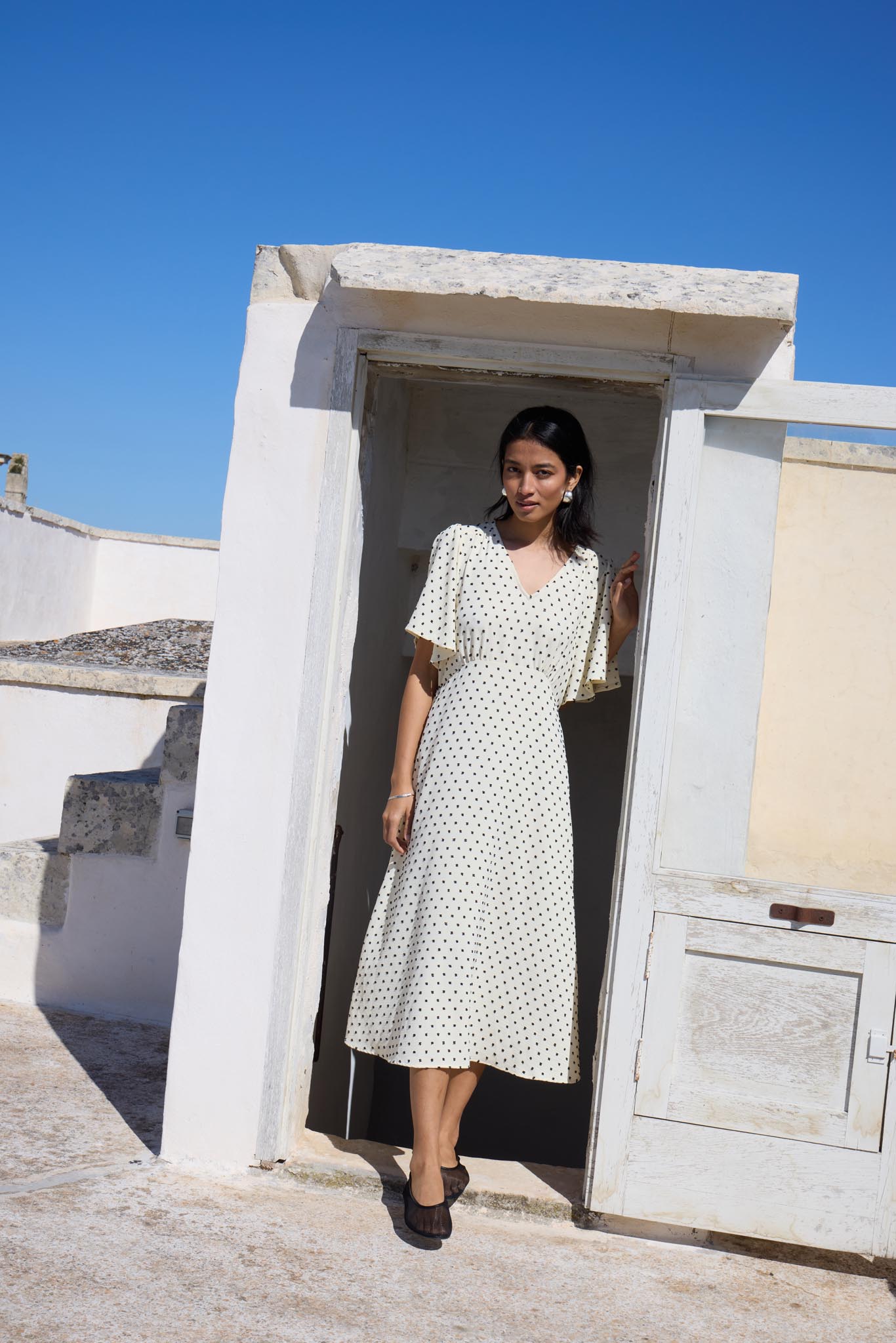 Midi - Kleid mit Punktmuster und V - Ausschnitt in verschiedenen Farben - Blossom Hair & Fashion