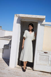 Midi - Kleid mit Punktmuster und V - Ausschnitt in verschiedenen Farben - Blossom Hair & Fashion