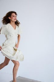 Midi - Kleid mit Punktmuster und V - Ausschnitt in verschiedenen Farben - Blossom Hair & Fashion