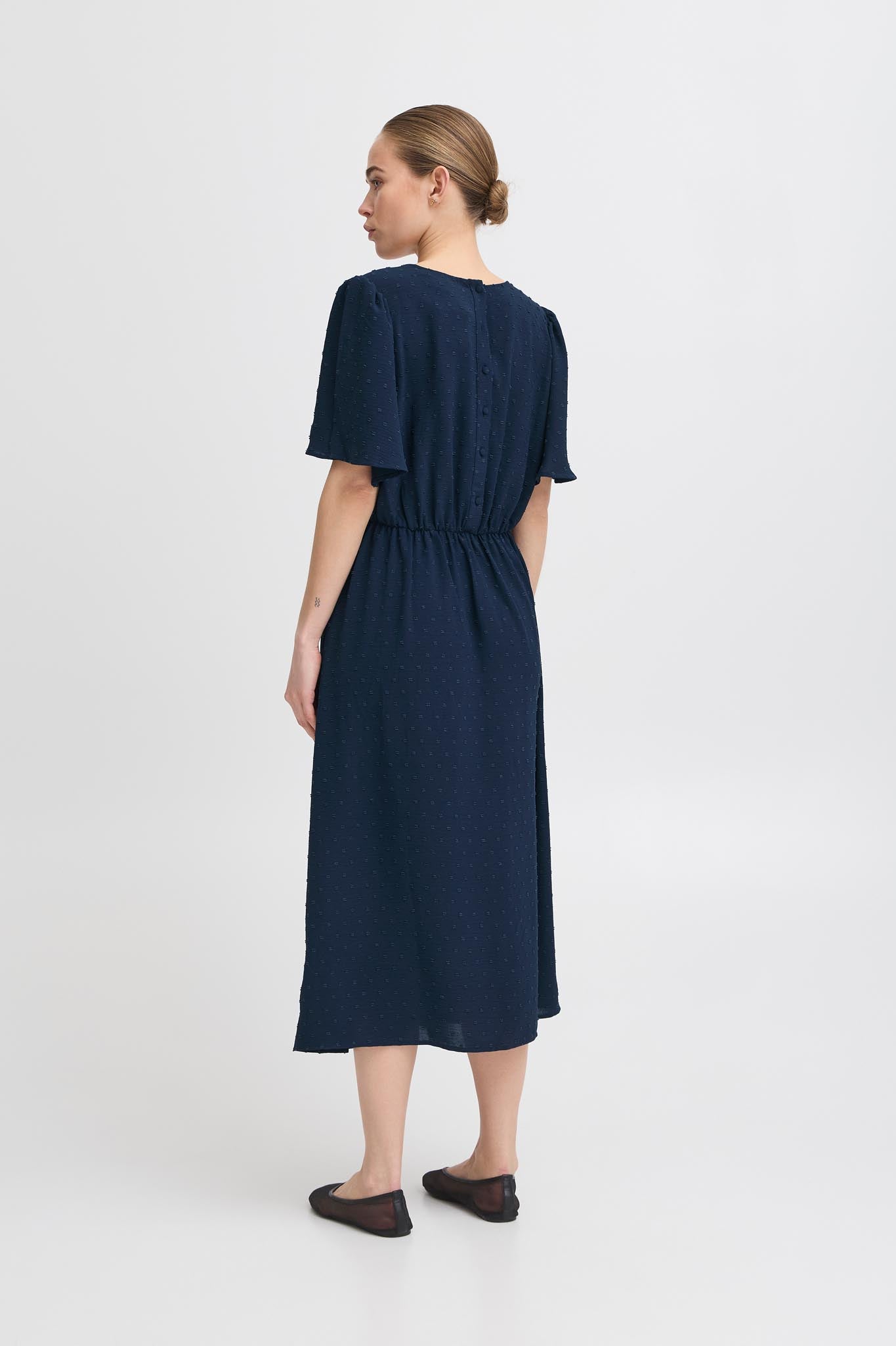 Midi - Kleid mit Punktmuster und V - Ausschnitt in verschiedenen Farben - Blossom Hair & Fashion