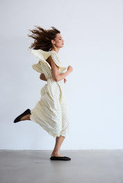 Midi - Kleid mit Punktmuster und V - Ausschnitt in verschiedenen Farben - Blossom Hair & Fashion
