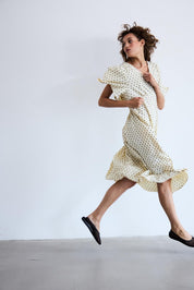 Midi - Kleid mit Punktmuster und V - Ausschnitt in verschiedenen Farben - Blossom Hair & Fashion