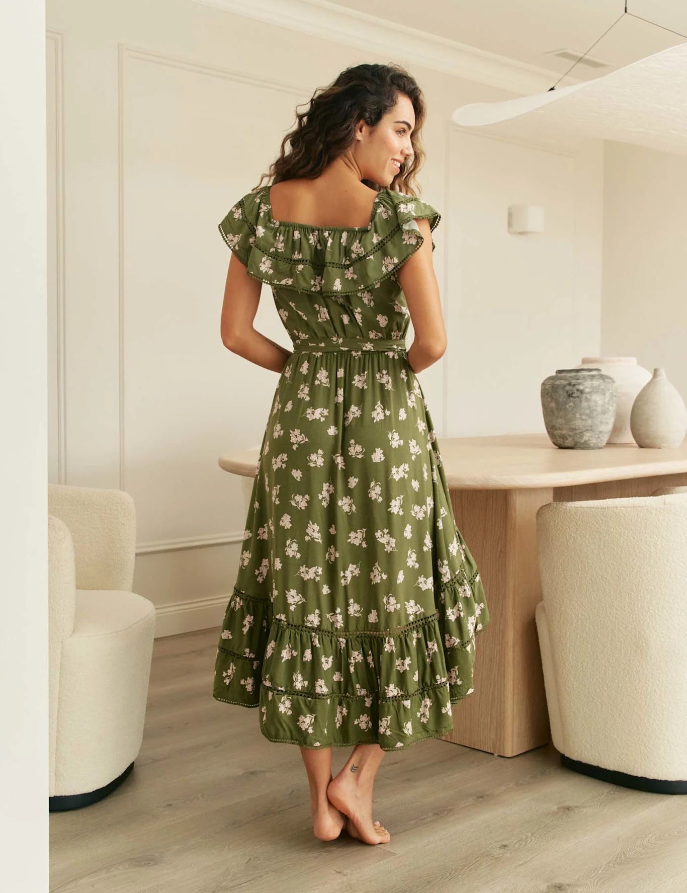 Midikleid in Salbeigrün mit Blumenmuster und Volants - Blossom Hair & Fashion