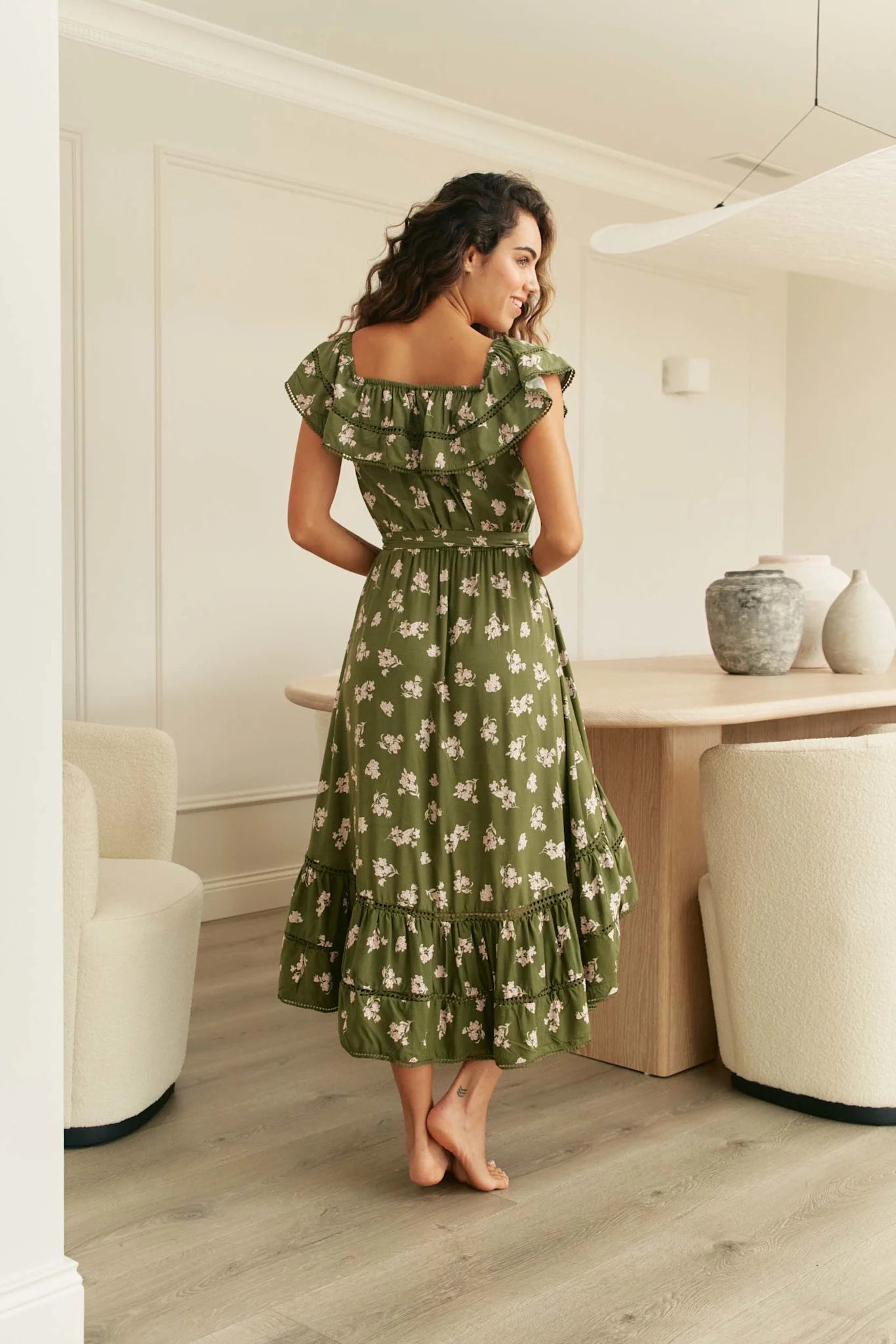 Midikleid in Salbeigrün mit Blumenmuster und Volants - Blossom Hair & Fashion