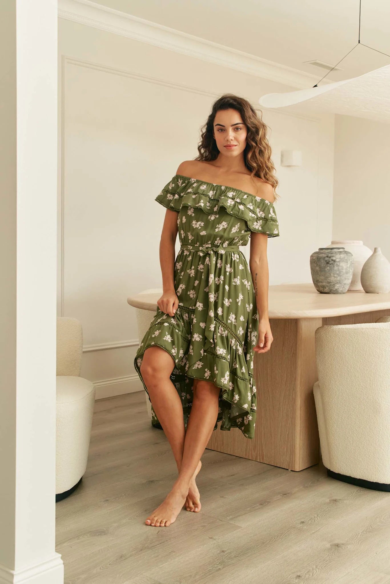 Midikleid in Salbeigrün mit Blumenmuster und Volants - Blossom Hair & Fashion